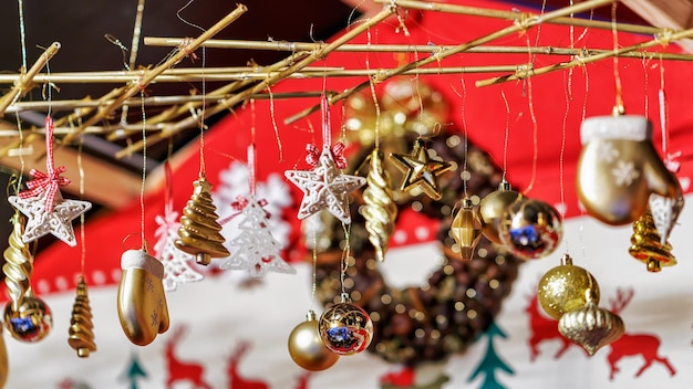 Diverses décorations d'arbres de Noël comme cadeaux souvenirs dans l'un des nombreux stands du marché de Noël de Vilnius.