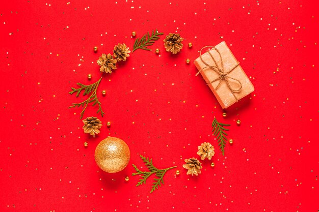 Diverses décorations de Noël avec des confettis de paillettes