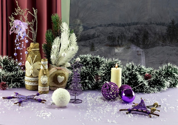 Diverses décorations de Noël sur la table libre