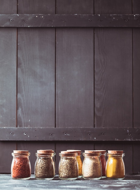 Diverses épices broyées dans des bouteilles en verre vintage, place pour le texte