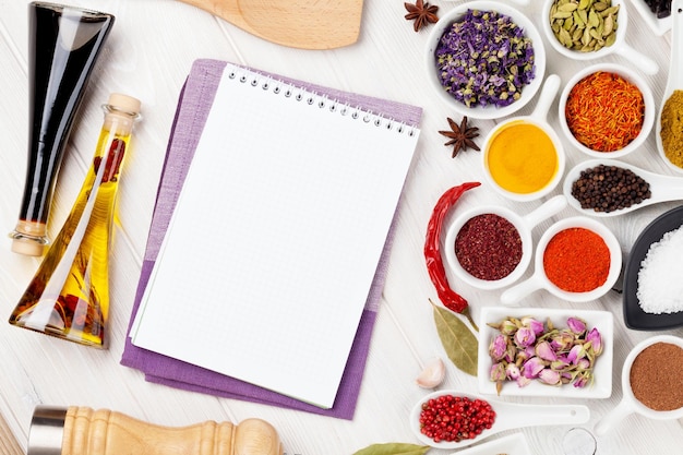 Diverses épices et condiments sur fond de bois blanc