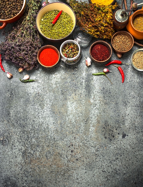 Diverses épices et herbes épicées. Sur un fond rustique.