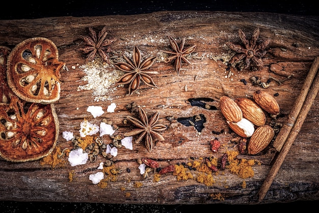 Diverses épices, herbes et ingrédients sur la table en bois