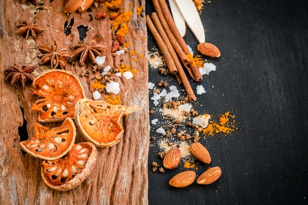 Photo diverses épices, herbes et ingrédients sur la table en bois