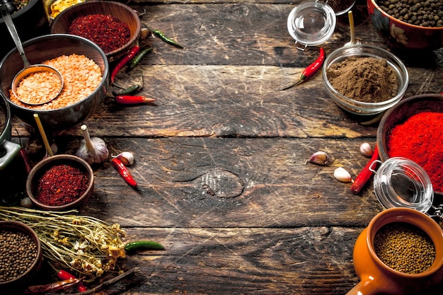 Diverses épices et herbes parfumées. Sur une table en bois.