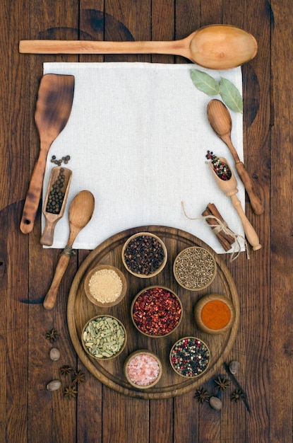 Diverses épices et herbes sur table en bois