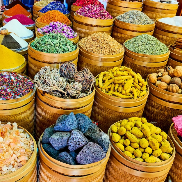 Diverses épices et potions exotiques au marché aux EAU