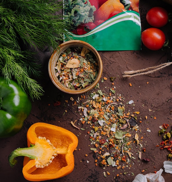 Diverses épices pour plat avec poivrons et tomates