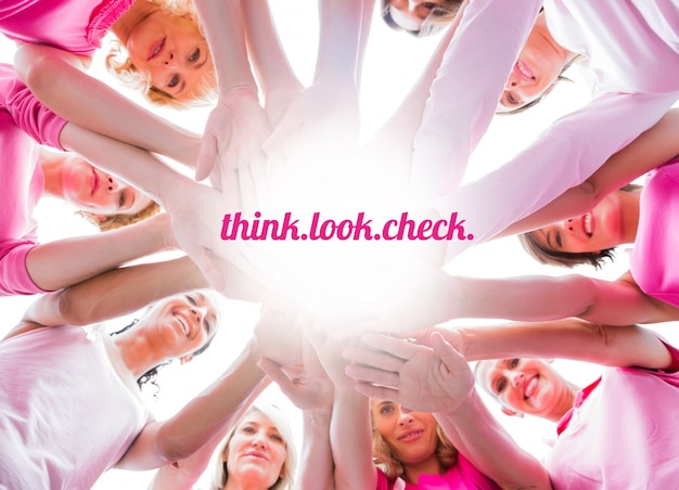 Diverses femmes souriantes en cercle vêtu de rose pour le cancer du sein