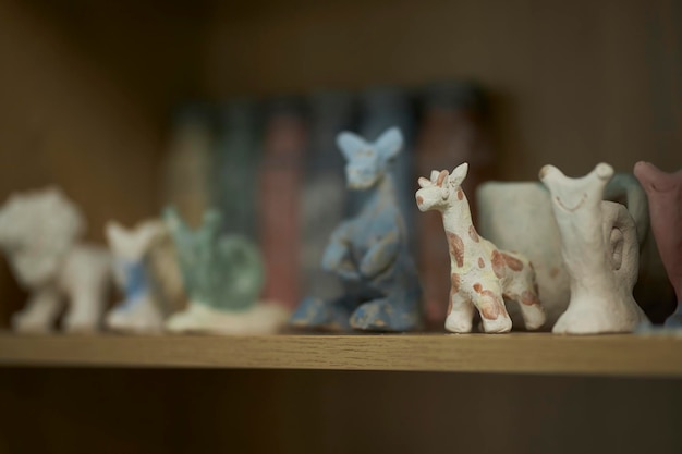 diverses figurines d'argile sur une étagère lors d'une classe de maître créative pour les enfants