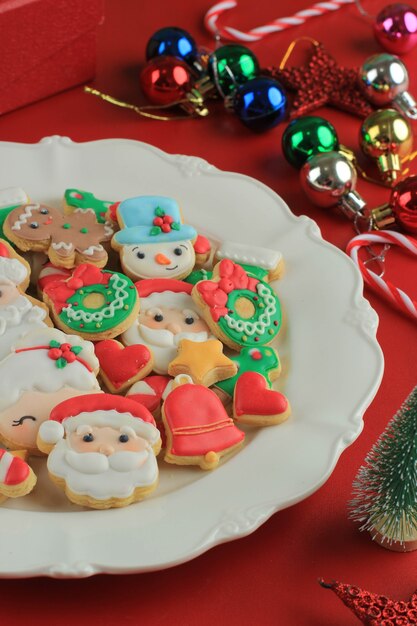 Diverses formes de biscuits au sucre décorés de Noël faits maison