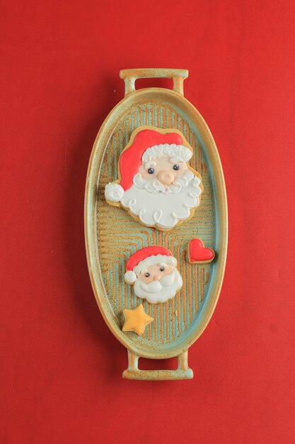 Diverses formes de biscuits au sucre décorés de Noël faits maison