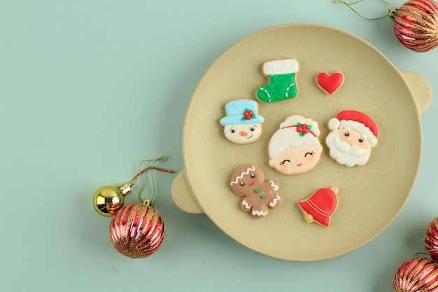 Diverses formes de biscuits au sucre décorés de Noël faits maison