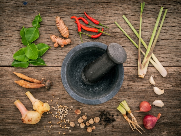 Diverses herbes aromatiques et épices mis en place sur le fond en bois.