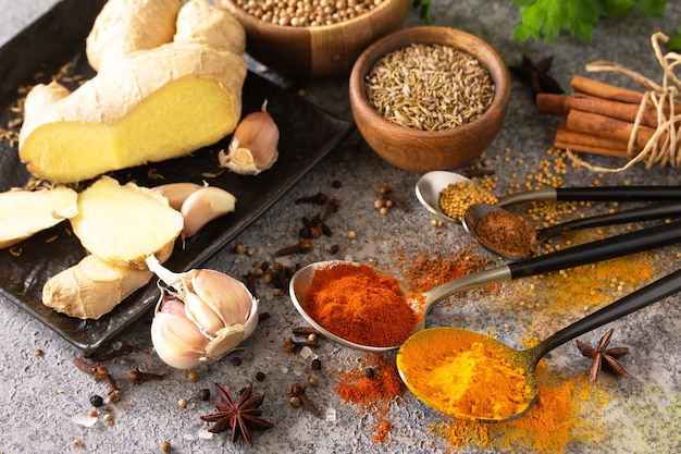 Diverses Herbes Et épices Indiennes Pour La Cuisson Sur Une Table En Pierre