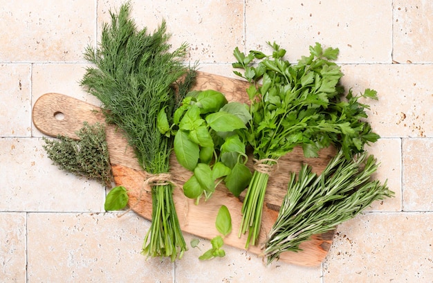 Diverses herbes de jardin sur table