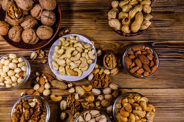 Diverses Noix Noix De Cajou Amande Noix De Cajou Noisette Pistache Dans Des Bols Sur Une Table En Bois Repas Végétarien Concept De Saine Alimentation Vue De Dessus