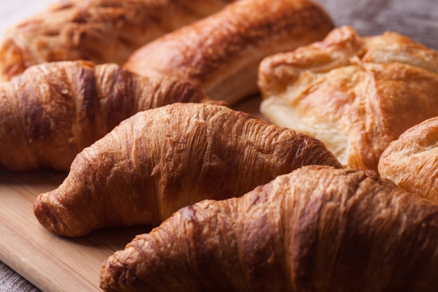 Diverses pâtisseries fraîchement préparées sur une planche à découper en bois. Collation savoureuse.