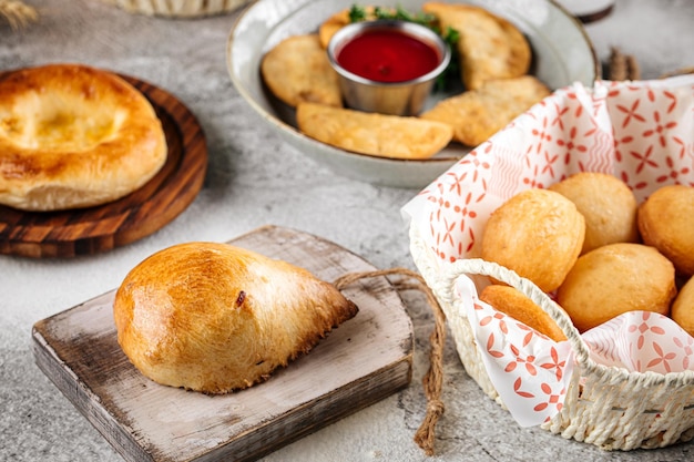 Diverses pâtisseries traditionnelles orientales sur la table