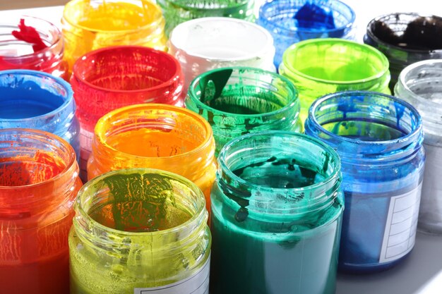 Diverses peintures en bouteille de verre