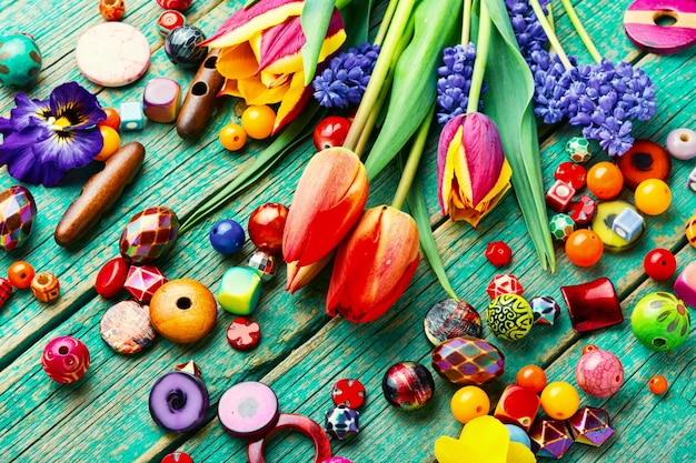 Diverses perles pour la créativité et la fabrication de bijoux.Perles colorées