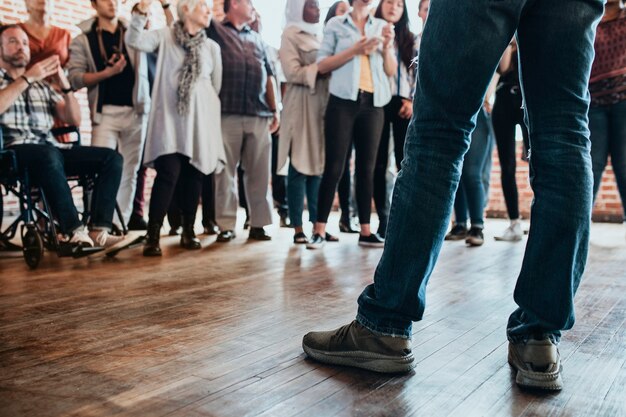 Diverses personnes dans un atelier