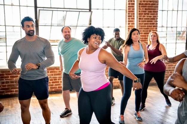 Diverses personnes dans une classe de danse active