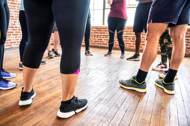 Diverses personnes dans une classe d'exercice