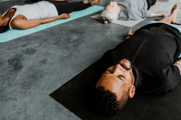 Diverses personnes dans une pose Savasana