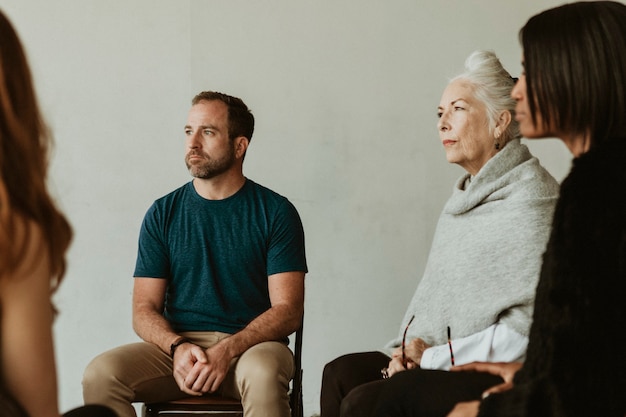 Diverses personnes dans une séance de réadaptation