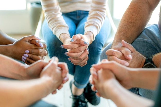 Diverses personnes dans une session de groupe religieux