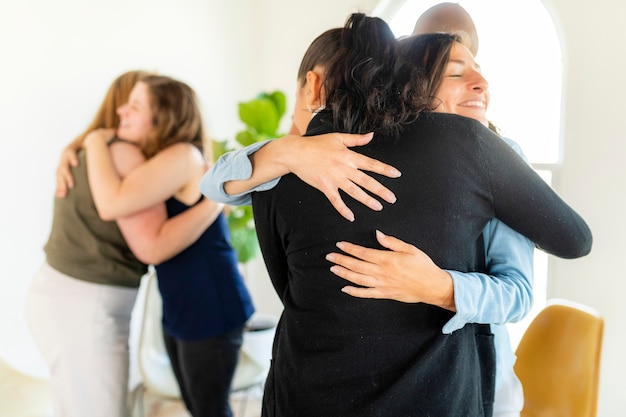 Diverses personnes dans une session de groupe de soutien