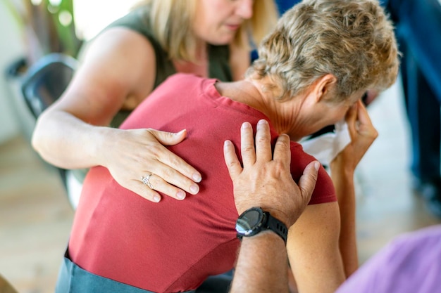 Diverses personnes dans une session de groupe de soutien