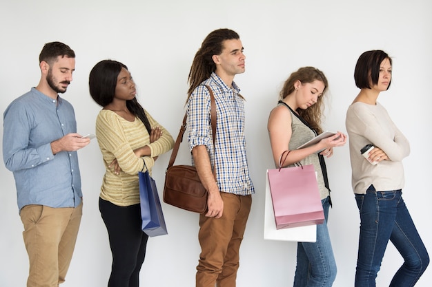 Diverses personnes faisant la queue dans un studio en ligne