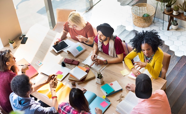 Photo diverses personnes de groupe travaillant ensemble concept