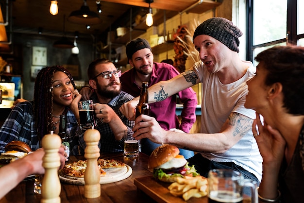 Diverses personnes Hang Out Pub amitié