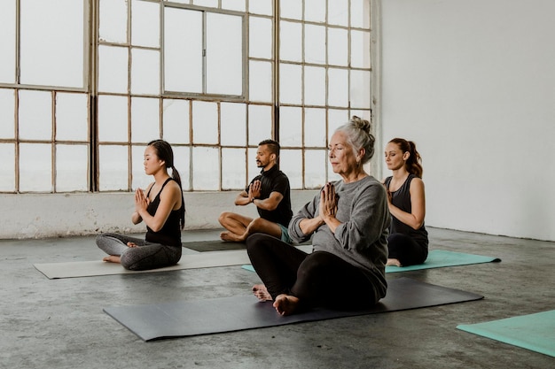 Diverses Personnes Méditant Dans Un Cours De Yoga