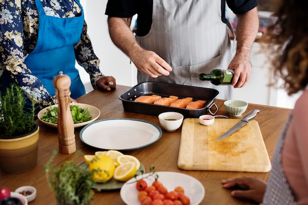 Diverses personnes rejoignant un cours de cuisine