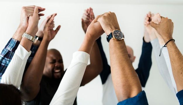 Diverses personnes réunissant les mains ensemble concept de réussite et de célébration