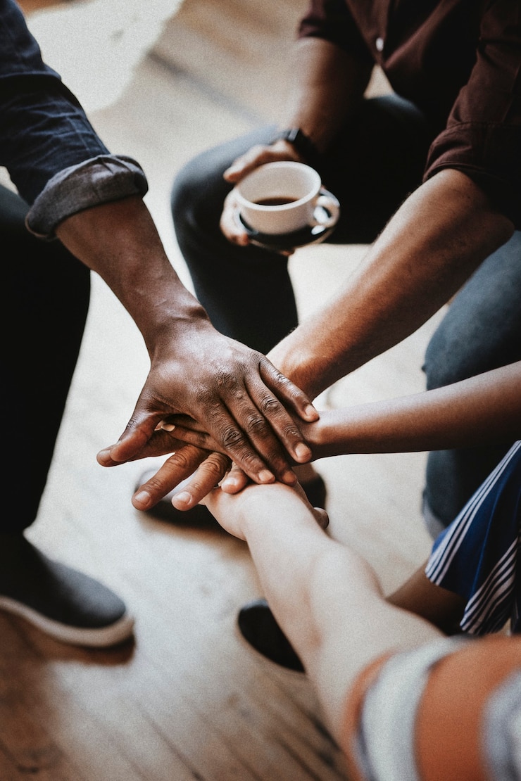 Photo diverses personnes se donnant la main au milieu