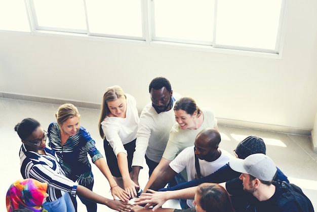 Diverses personnes se réunissant en équipe