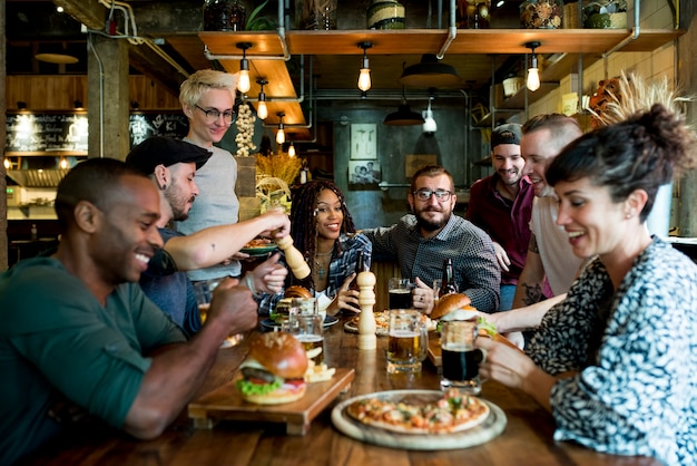 Diverses personnes traîner l&#39;amitié de Pub