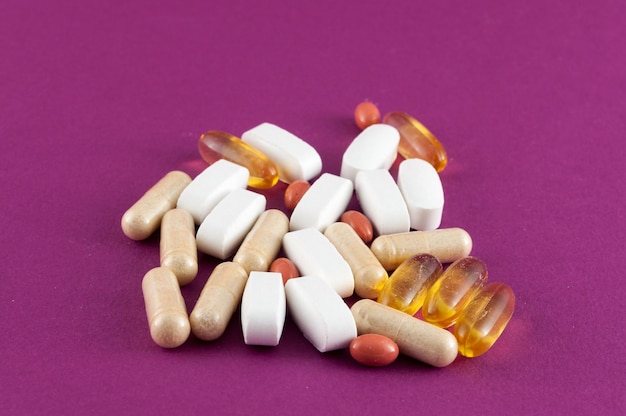 Diverses pilules de supplément