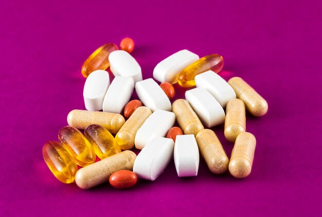 Diverses pilules de supplément