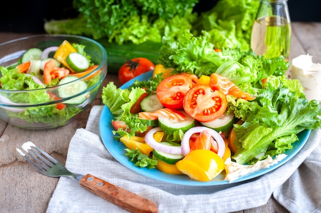 Diverses salades avec tomates, concombres, oignons, poivrons, aliments sains et régime alimentaire