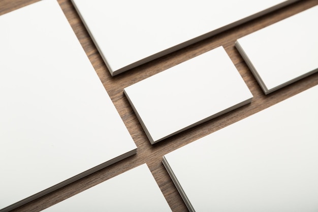 Diverses surfaces rectangulaires vides disposées sur une table en bois mettant en valeur le potentiel de créativité