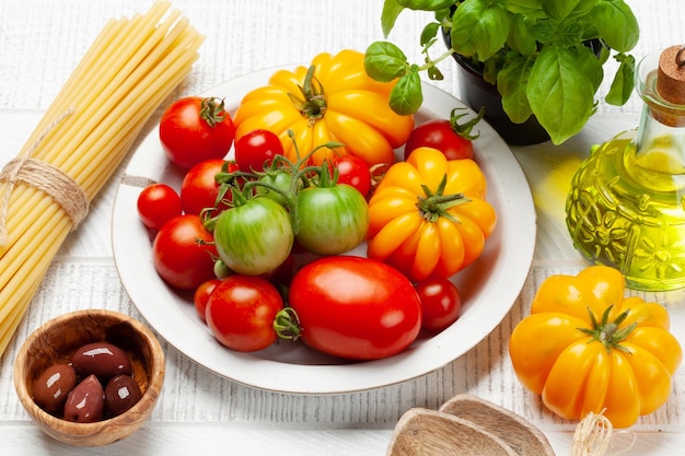 Diverses tomates de jardin colorées