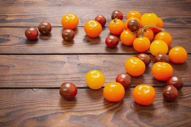 Diverses tomates sur une table en bois sombre
