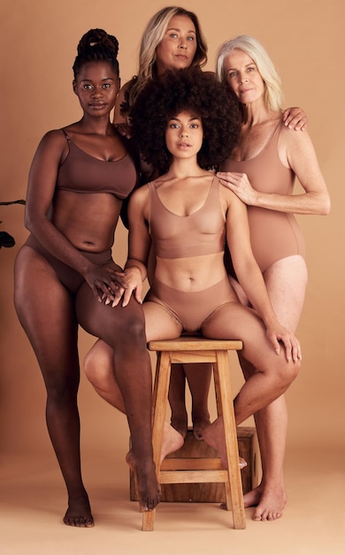 Diversité de beauté et portrait de femmes positives au corps, amies et femme âgée, se détendre ensemble sur fond de studio Autonomisation de la solidarité de groupe et lingerie confiante avec amour de soi