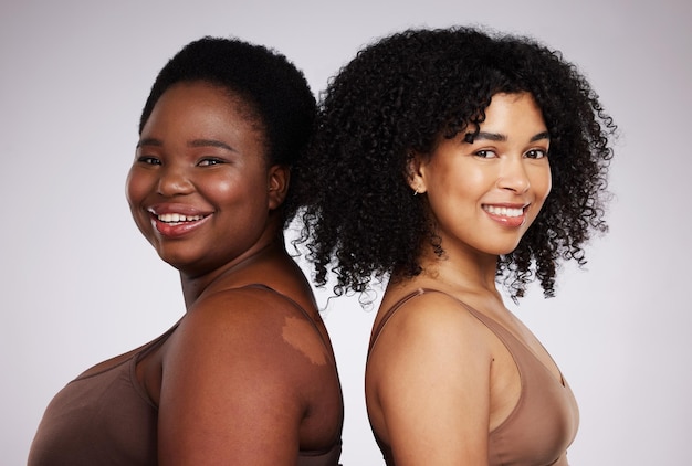 Diversité de beauté et portrait de femmes pour le bien-être des soins de la peau et la positivité du corps sur fond blanc Spa esthétique amour de soi et visage de filles heureuses pour le maquillage cosmétique de luxe et l'éclat naturel